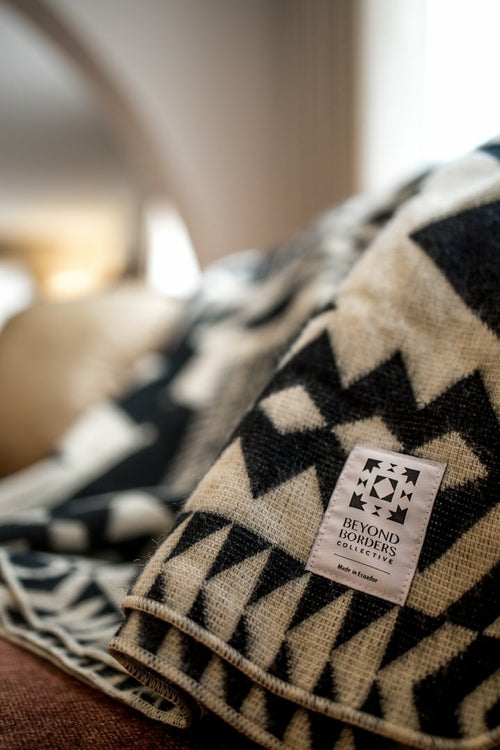 Handcrafted Ecuadorian Queen Ecuadorian - Natural Black | Awa Throw