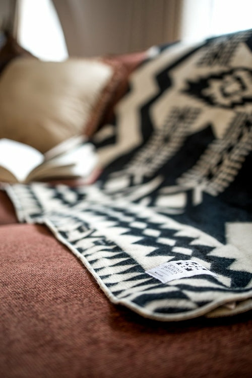 Handcrafted Ecuadorian Queen Ecuadorian - Natural Black | Awa Throw