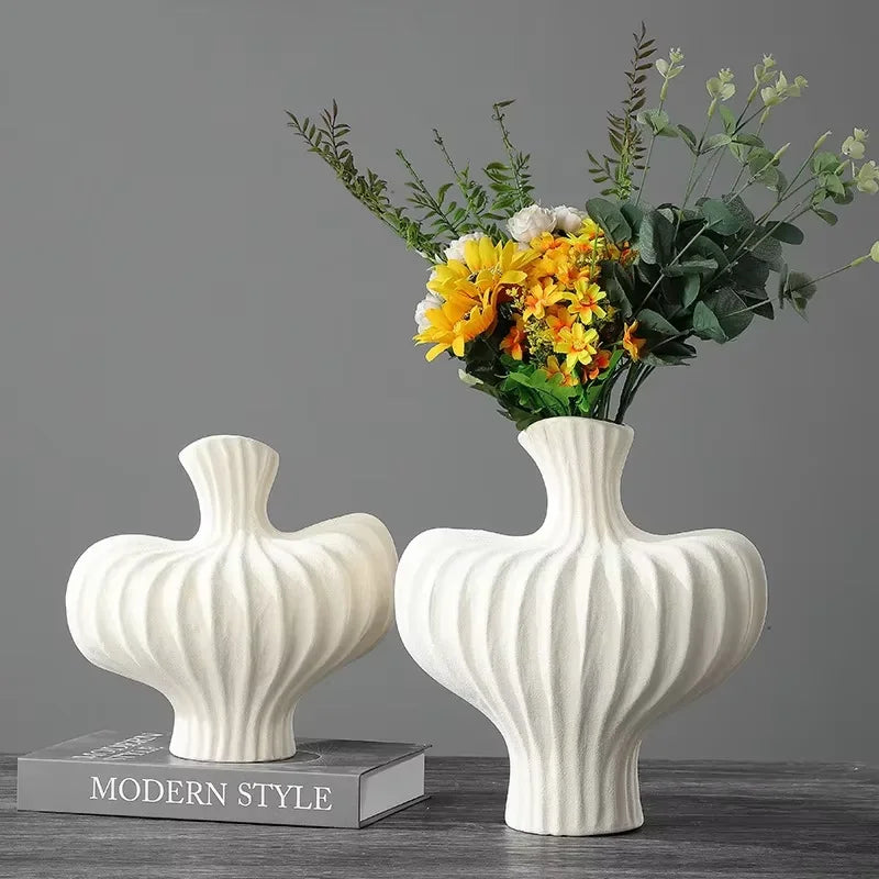 Retro Sculptural Vase - Creative Desktop Ornament for Living Room & Flower Arrangement