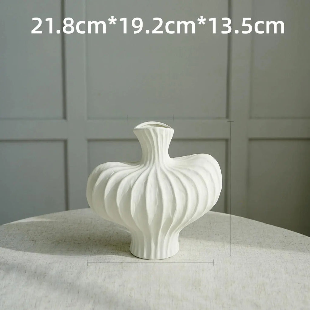 Retro Sculptural Vase - Creative Desktop Ornament for Living Room & Flower Arrangement