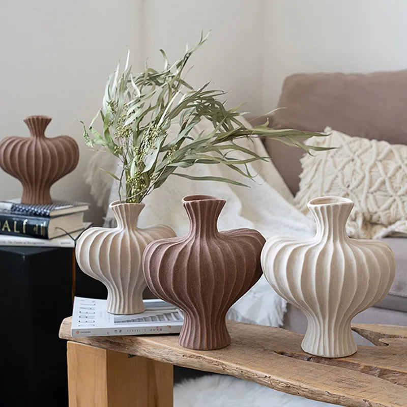 Retro Sculptural Vase - Creative Desktop Ornament for Living Room & Flower Arrangement
