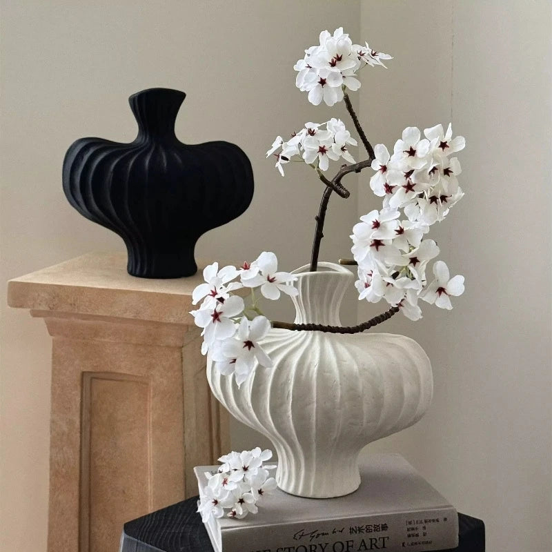 Retro Sculptural Vase - Creative Desktop Ornament for Living Room & Flower Arrangement