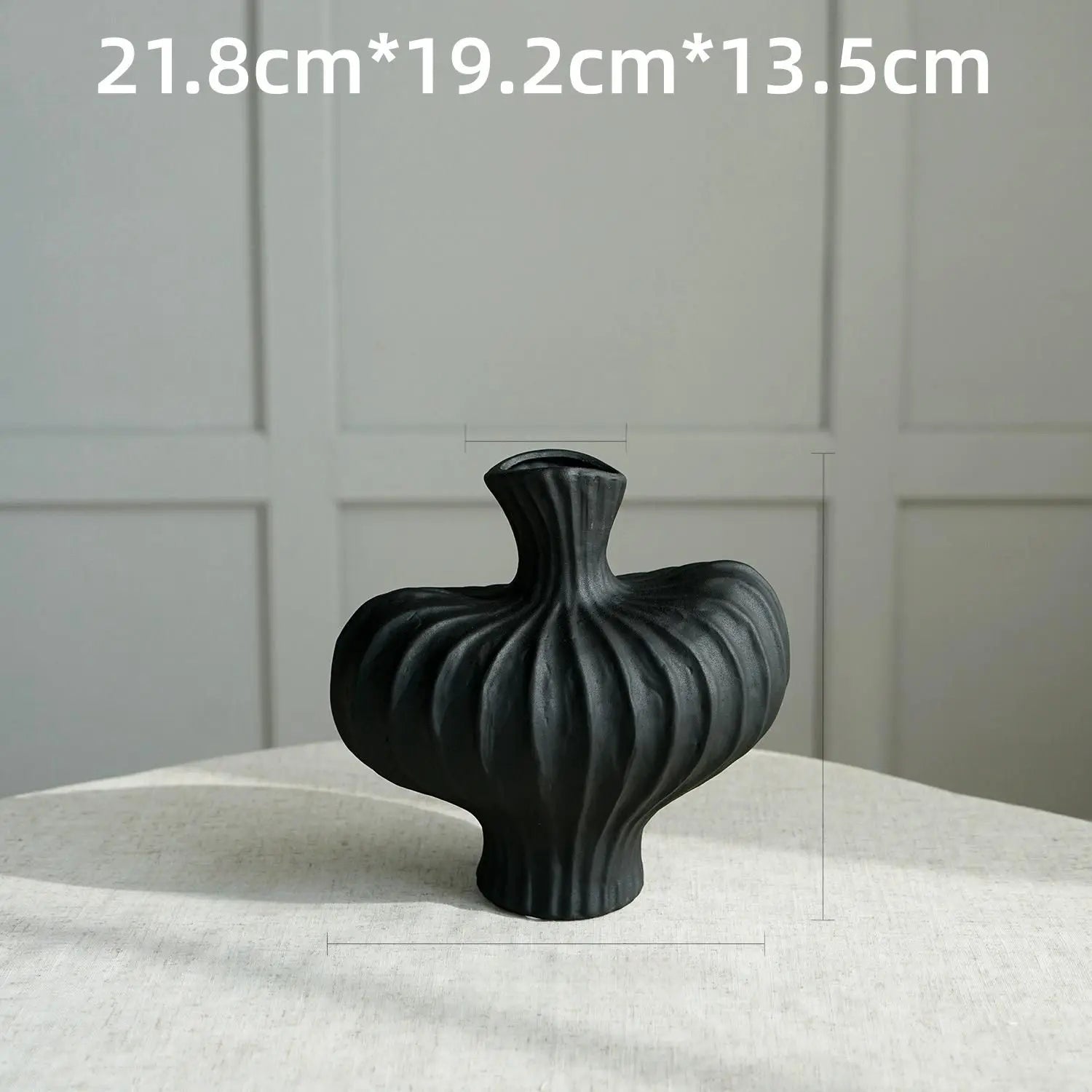 Retro Sculptural Vase - Creative Desktop Ornament for Living Room & Flower Arrangement